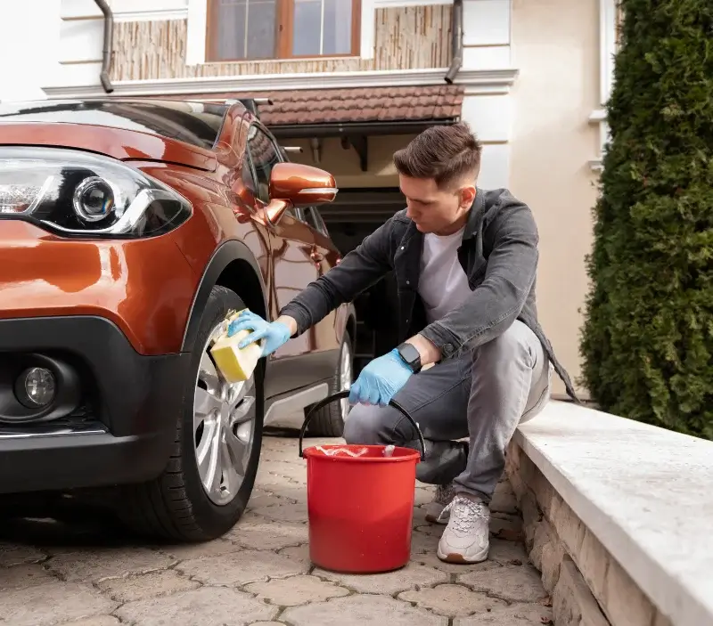 Lavage auto à domicile Marcillac-la-Croisille : professionnel intervenant sur un véhicule